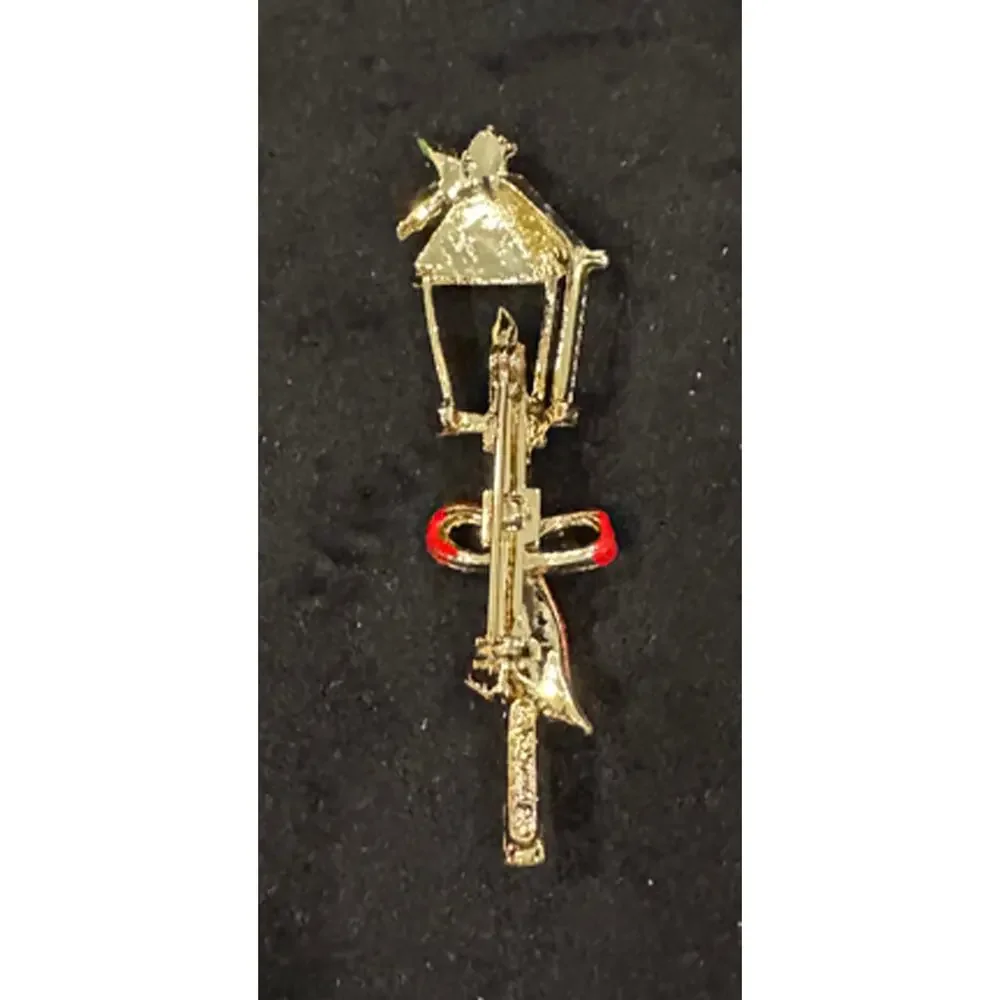 Vintage Christmas Lamp Post Brooch Pin – Holiday Lantern Gold Tone CP130 - Picture 3 of 3